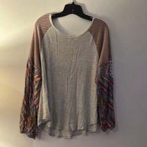 Hummingbird Gray Top with Colorful Sleeves - Preloved